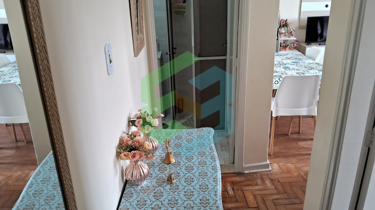 Apartamento grande de 1 Dormitório no CORAÇÃO do Centro, a 350m da Praia!