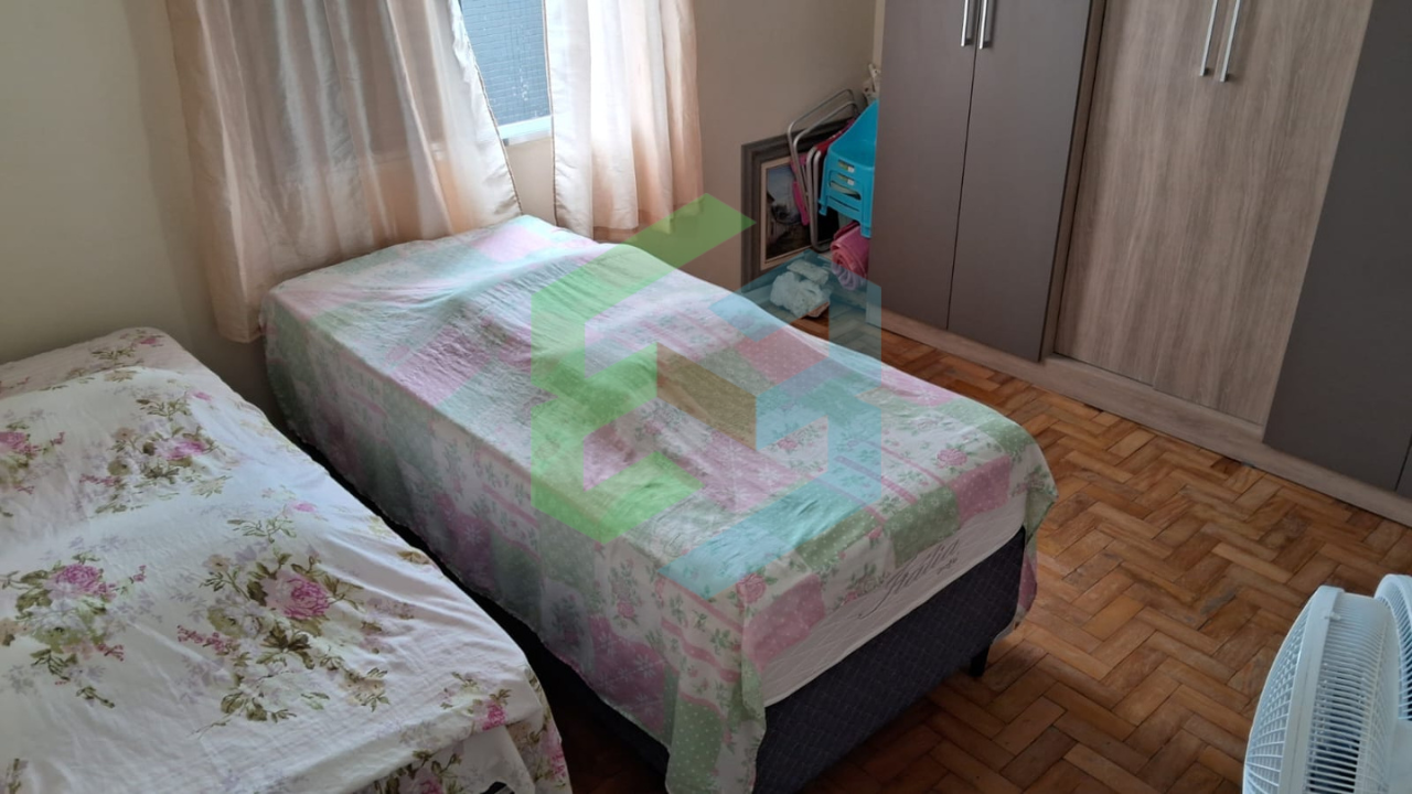 Apartamento grande de 1 Dormitório no CORAÇÃO do Centro, a 350m da Praia!