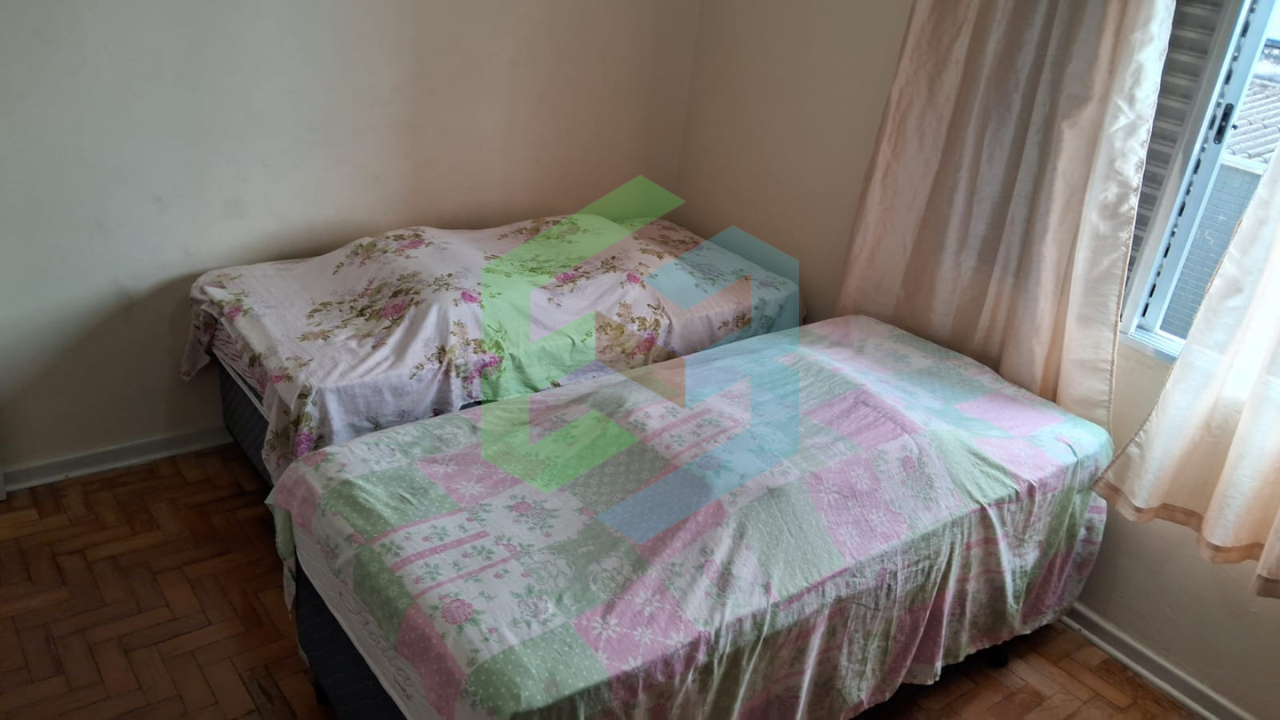 Apartamento grande de 1 Dormitório no CORAÇÃO do Centro, a 350m da Praia!