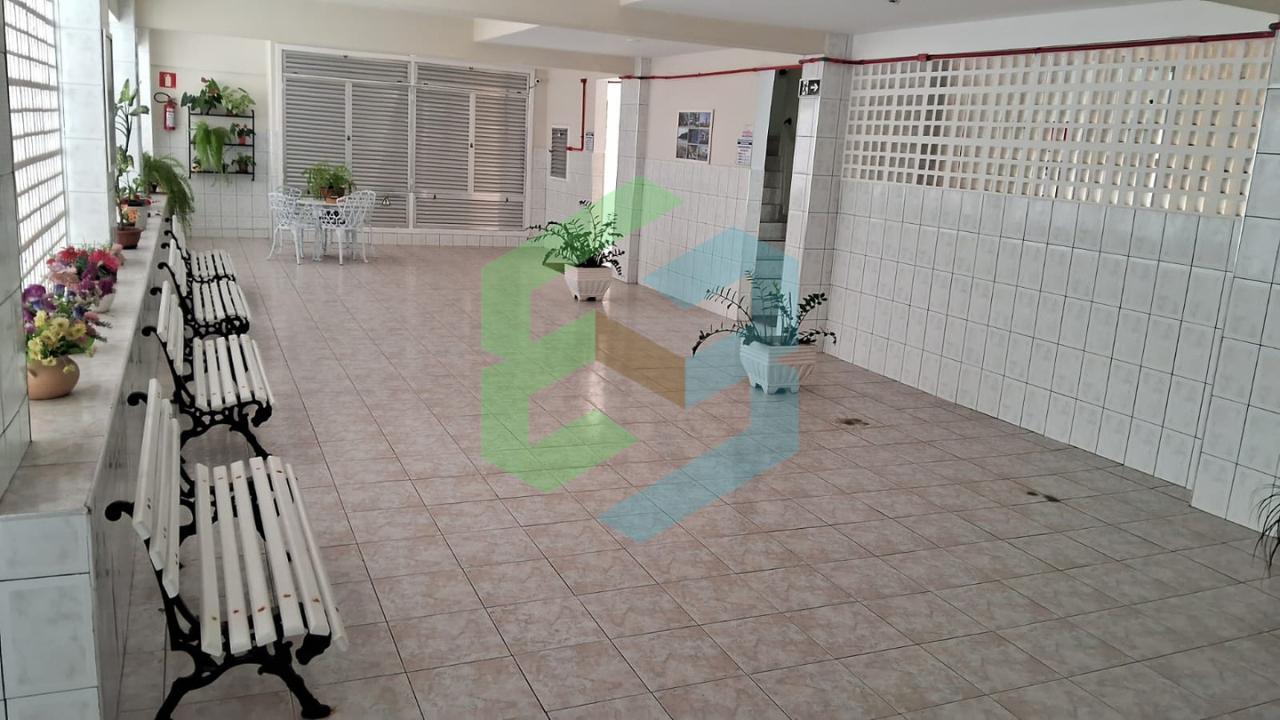 Apartamento grande de 1 Dormitório no CORAÇÃO do Centro, a 350m da Praia!