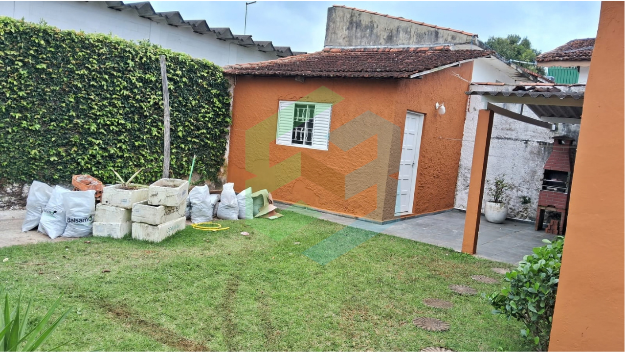 Oportunidade: Casa Próxima à Praia com Edícula em Peruíbe