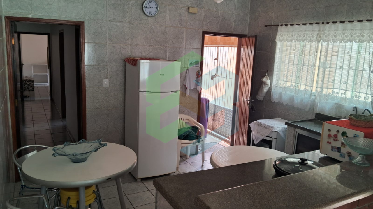 Casa terrea 2 dorm (1 suite), 800 m da praia – Residência ou Comércio